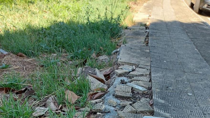 Aceras rotas y viales sin bachear en Vila de Cruces