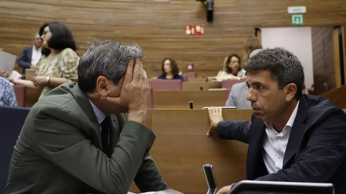 Vicente Barrera y Carlos Mazón hablan durante el pleno.