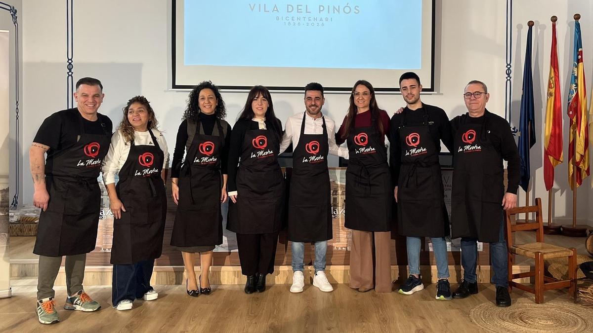 La alcaldesa de Pinoso, Silvia Verdú, y la edil de Turismo, Neus Ochoa, junto con los restaurantes participantes y  los padrinos de  la Mostra de Cuina del Pinós.