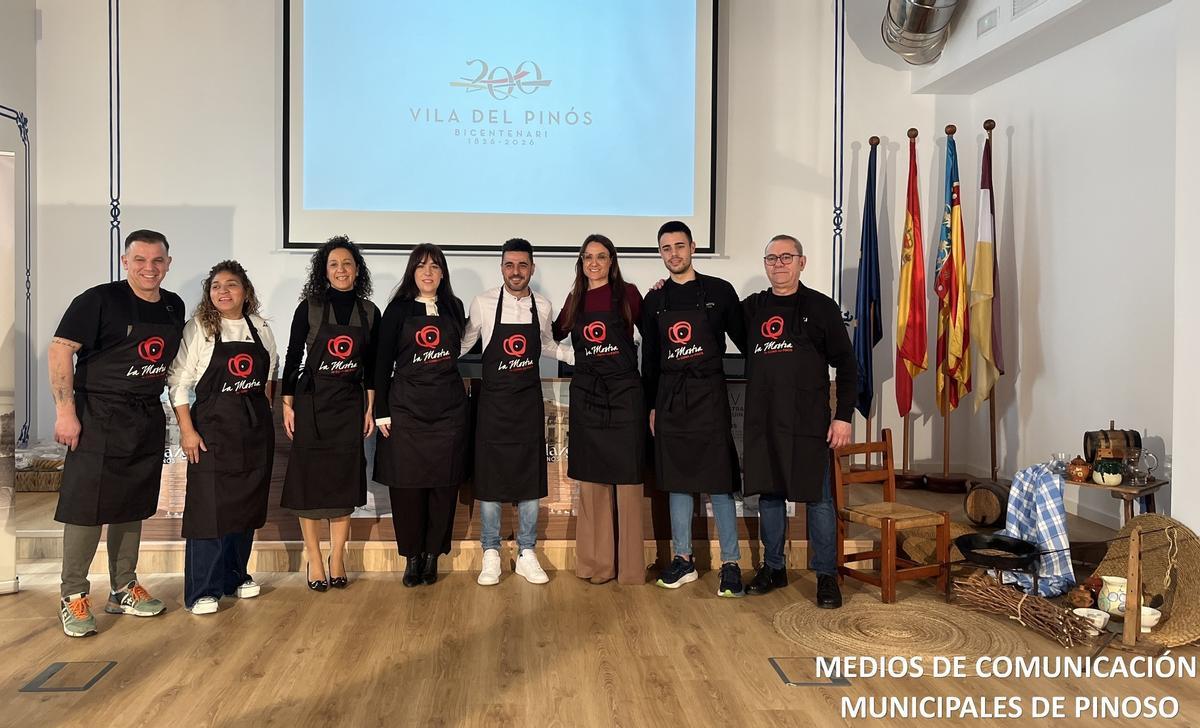 La alcaldesa de Pinoso, Silvia Verdú, y la edil de Turismo, Neus Ochoa, junto con los restaurantes participantes y los padrinos de la Mostra de Cuina del Pinós.