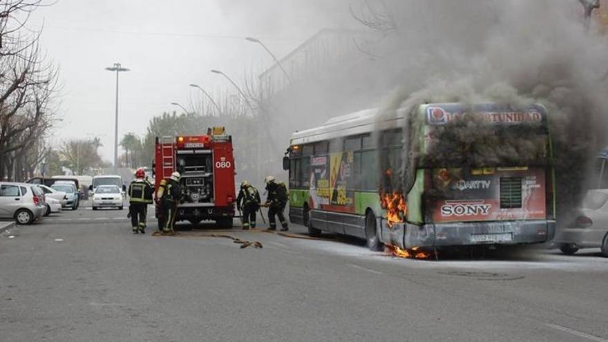 Arde parte de otro autobús de Aucorsa