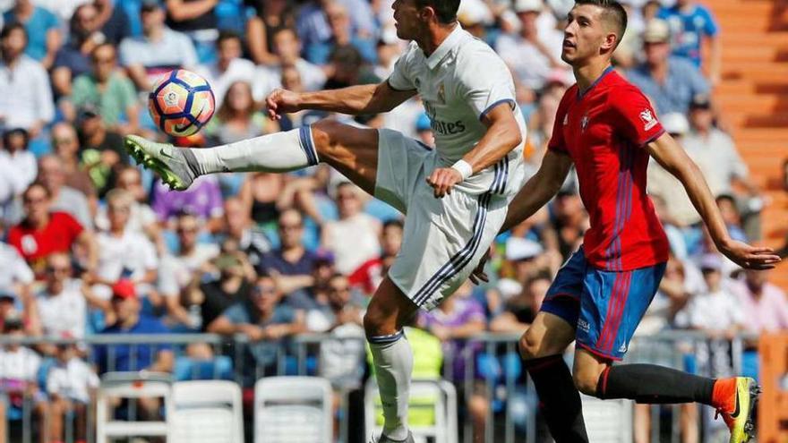 Cristiano intenta rematar a puerta un pase largo. // Juan Medina