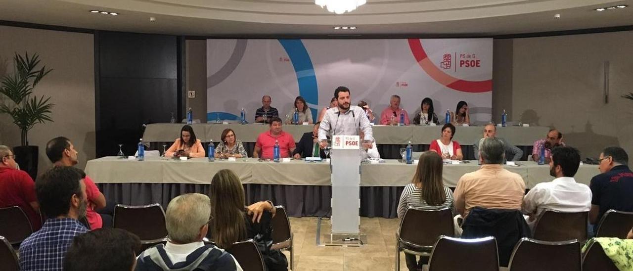 Emilio Vázquez, en su despedida ante el comité provincial del PSOE coruñés en agosto de 2016.