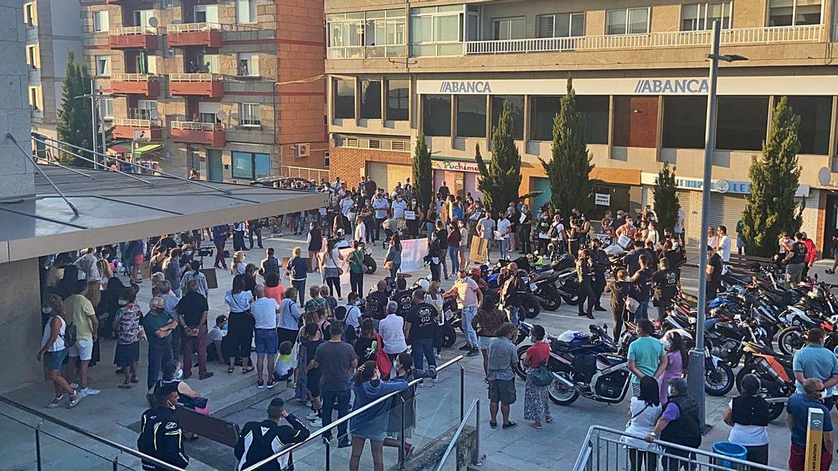 Concentración celebrada ayer ante el Concello de Nigrán.   | // D. P.