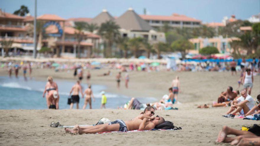 Turistas en una playa de Tenerife.