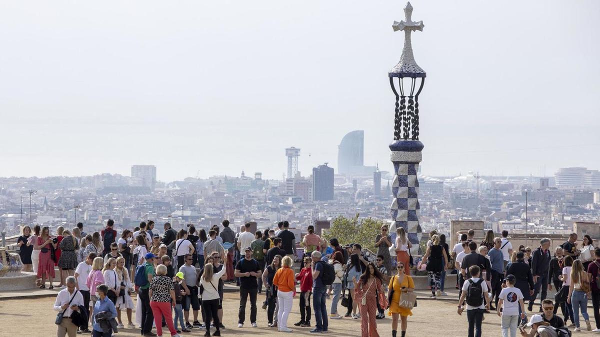 Turistas en la terraza del Park Güell.