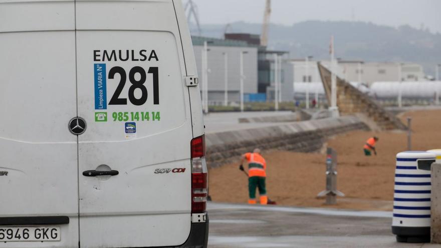 Operarios de Emulsa limpian la playa de Poniente. | Juan Plaza