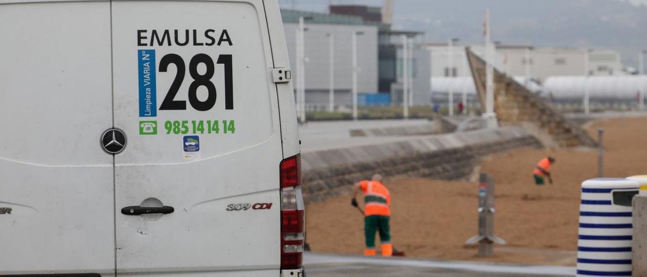 Operarios de Emulsa limpian la playa de Poniente. | Juan Plaza