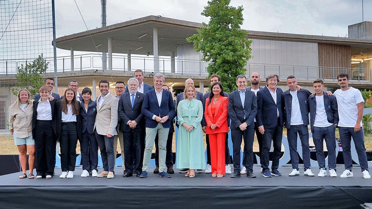Plantilla, cuerpo técnico y entrenadores de los equipos del Celta, directivos y cargos institucionales al término de la presentación oficial de Celta360 ayer en Mos .