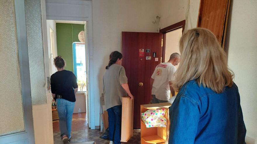 La vecina de la calle Sogueros acosada por un fondo de inversión deja su piso: "Me han robado la salud"