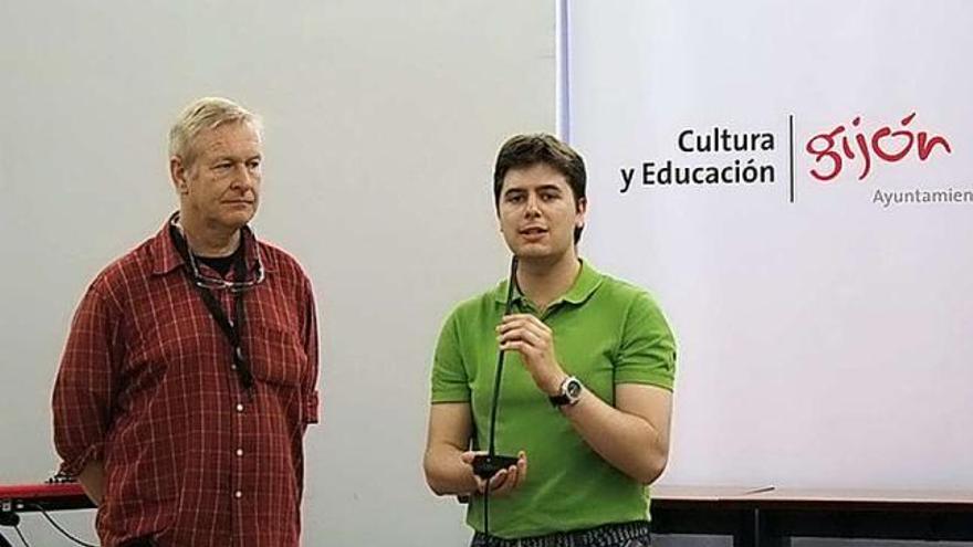 Andreas Prittwitz, a la izquierda, y Eduardo García Salueña, ayer, en el Centro Antiguo Instituto.