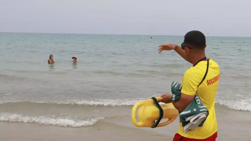 Bandera roja en la playa de San Juan en Alicante: los socorristas obligan a los bañistas a salir del agua por la alerta de viento