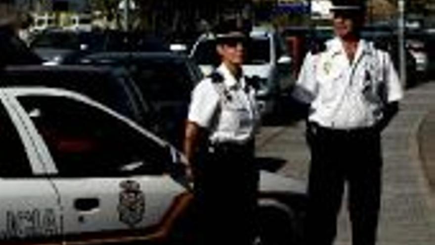 Primera mujer policía en la comisaría