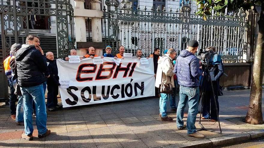 Trabajadores de Ebhisa concentrados ayer ante la Junta General del Principado, en Oviedo.