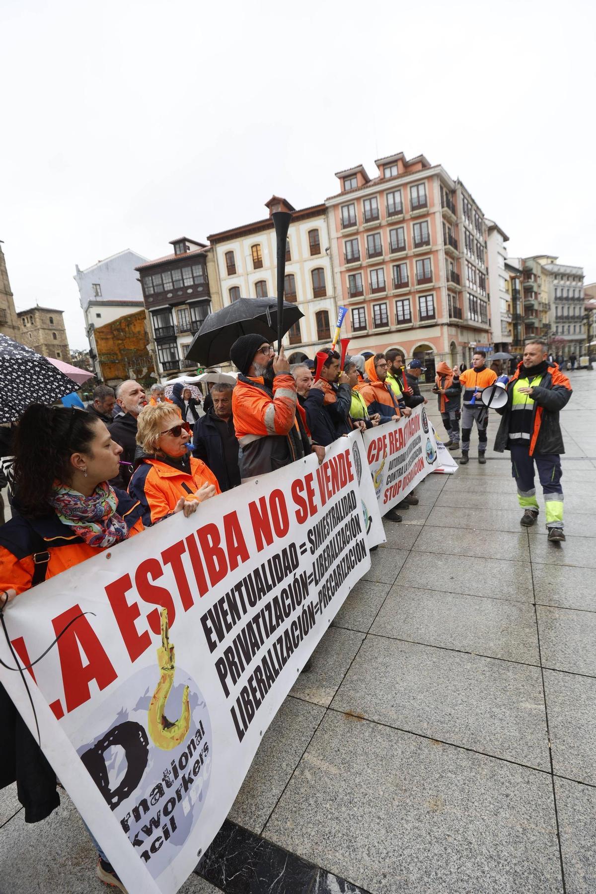 EN IMÁGENES: La alcaldesa de Avilés sufre un escrache en un minuto de silencio por el 11M