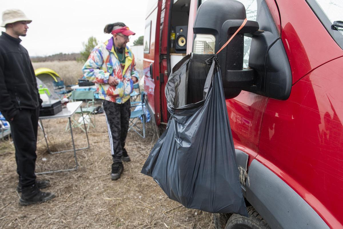 El barcelonés Rais Millán, junto a su vehículo.