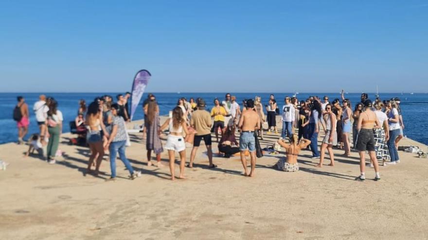 La Guardia Urbana desaloja una fiesta ilegal en la Barceloneta con más de 100 personas