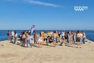 La Guardia Urbana desaloja una fiesta ilegal en la Barceloneta con más de 100 personas
