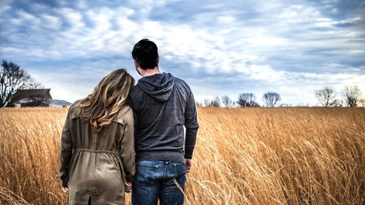 Pareja abrazándose.