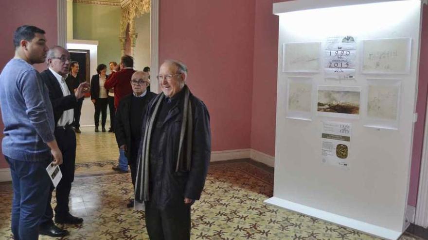 El presidente de Ledo del Pozo (segundo por la izquierda) charla con los párrocos Tomás y Leovigildo.