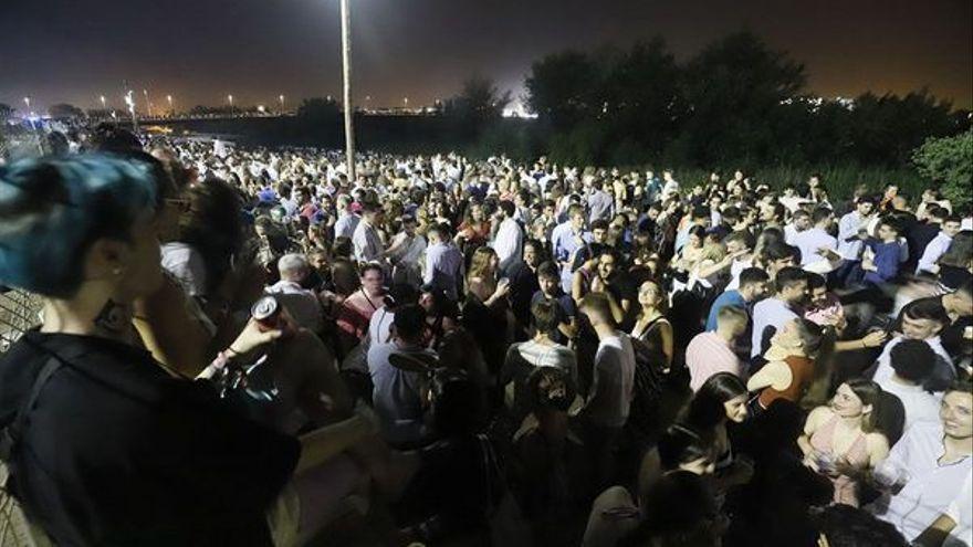 Botellón junto al río, en la Feria de Córdoba.