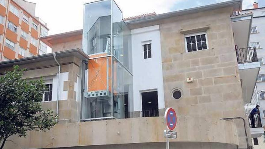 Ascensor exterior instalado en el chalé Fontoira. // Rafa Vázquez