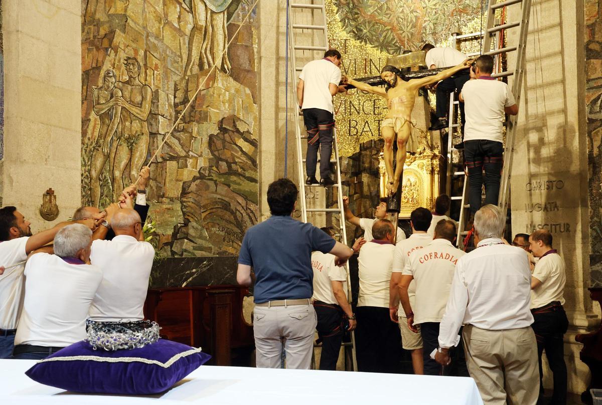 Emocionante descendimiento del Cristo de la Victoria en la Basílica Santa María de Vigo