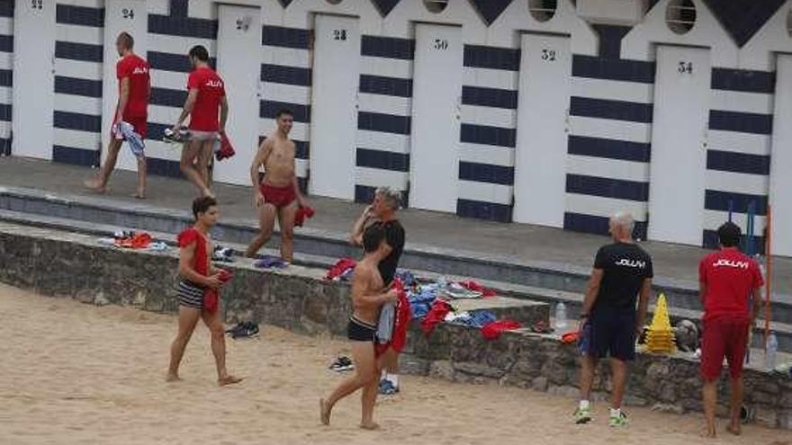 Los jugadores del Marino, ayer, en la playa de Luanco.