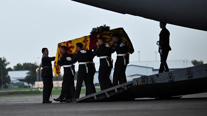 Militars descarreguen el fèretre amb les restes de la reina Elisabet II a Londres