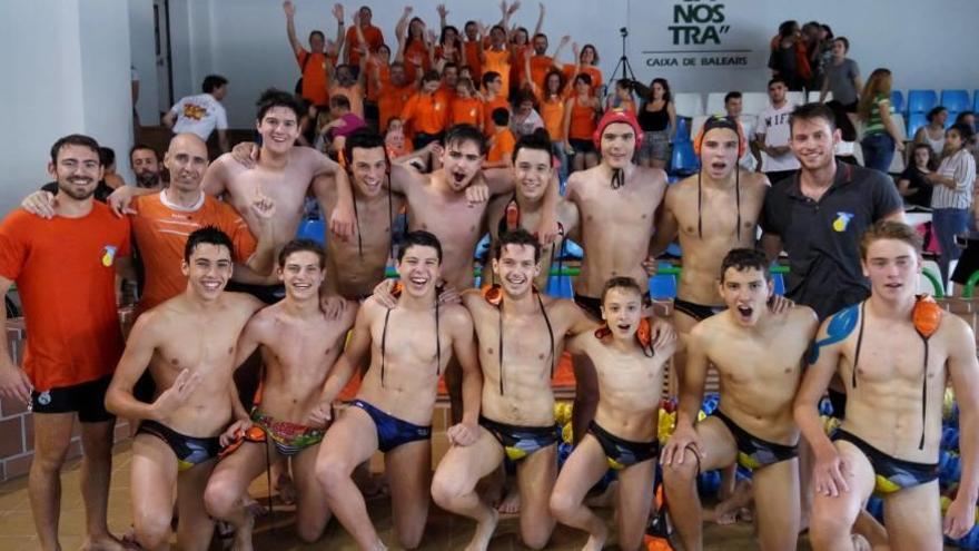 El equipo juvenil masculino del Mallorca celebra su título liguero.