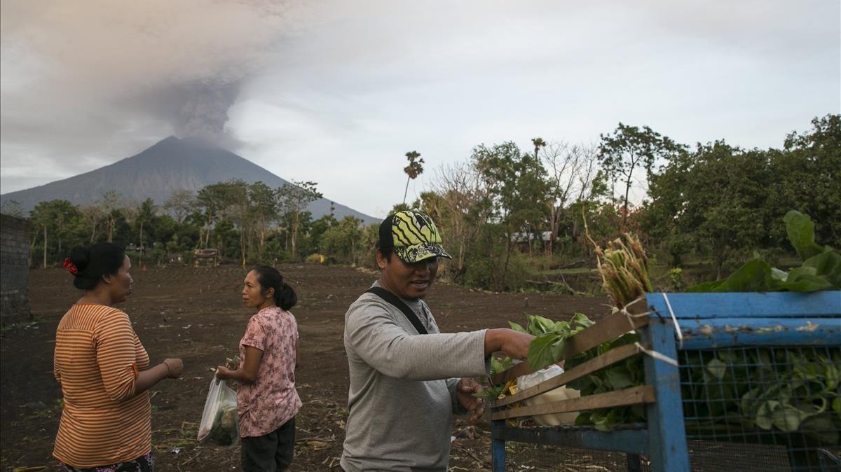 abertran41098737 karangasem  indonesia   26 11 2017   the mount agung volcano171127130615