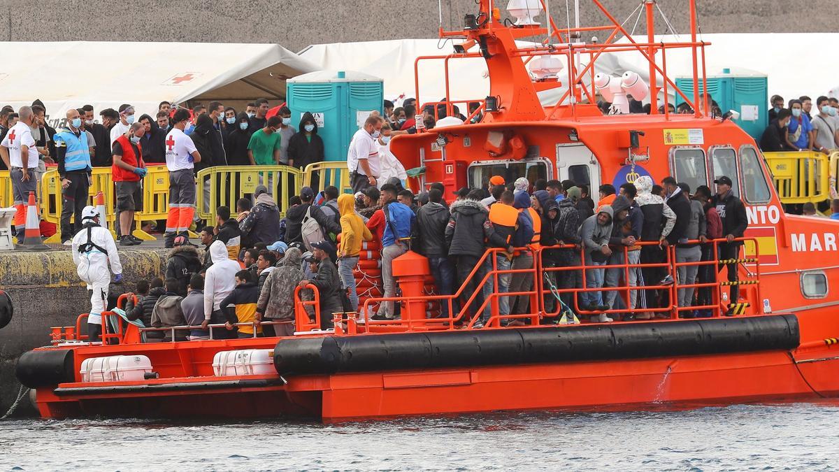 Llegada de la Salvamar Menkalinan al muelle de Arguineguín (Gran Canaria) con más de un centenar de inmigrantes