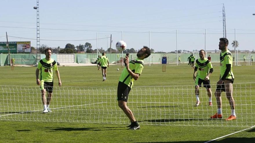 Gonzalo Verdú controla el balón en presencia de Provencio, Edu Albacar, Nino y Benja