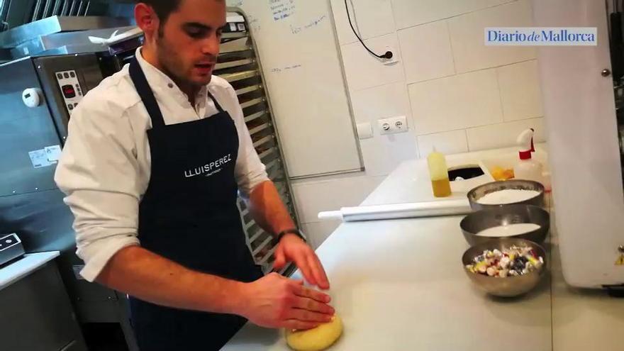 El repostero Lluís Pérez elabora un roscón de Reyes