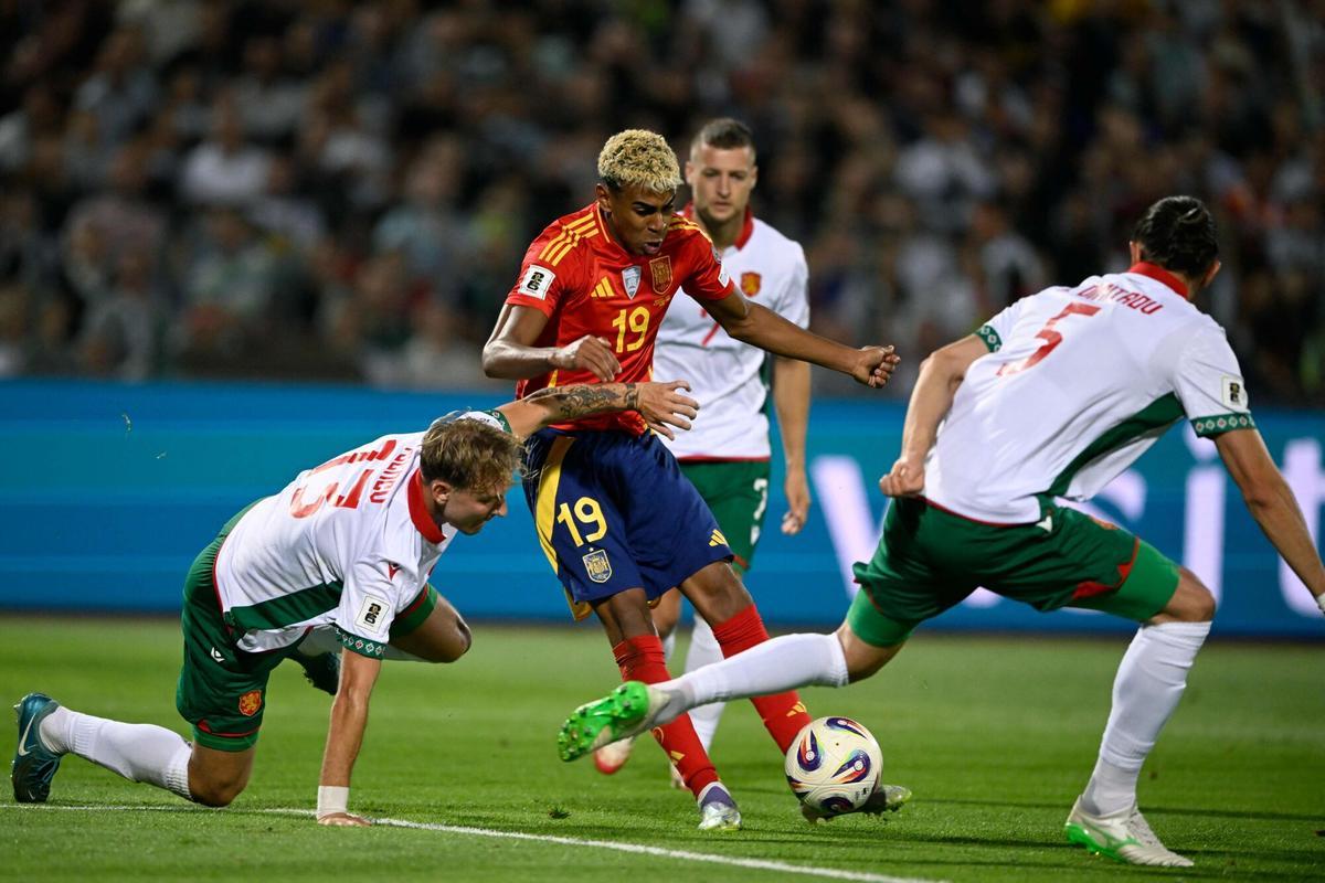 Lamine Yamal tries to sneak between Emil Tsenov and Kristian Dimitrov in Bulgaria-Spain on Thursday.