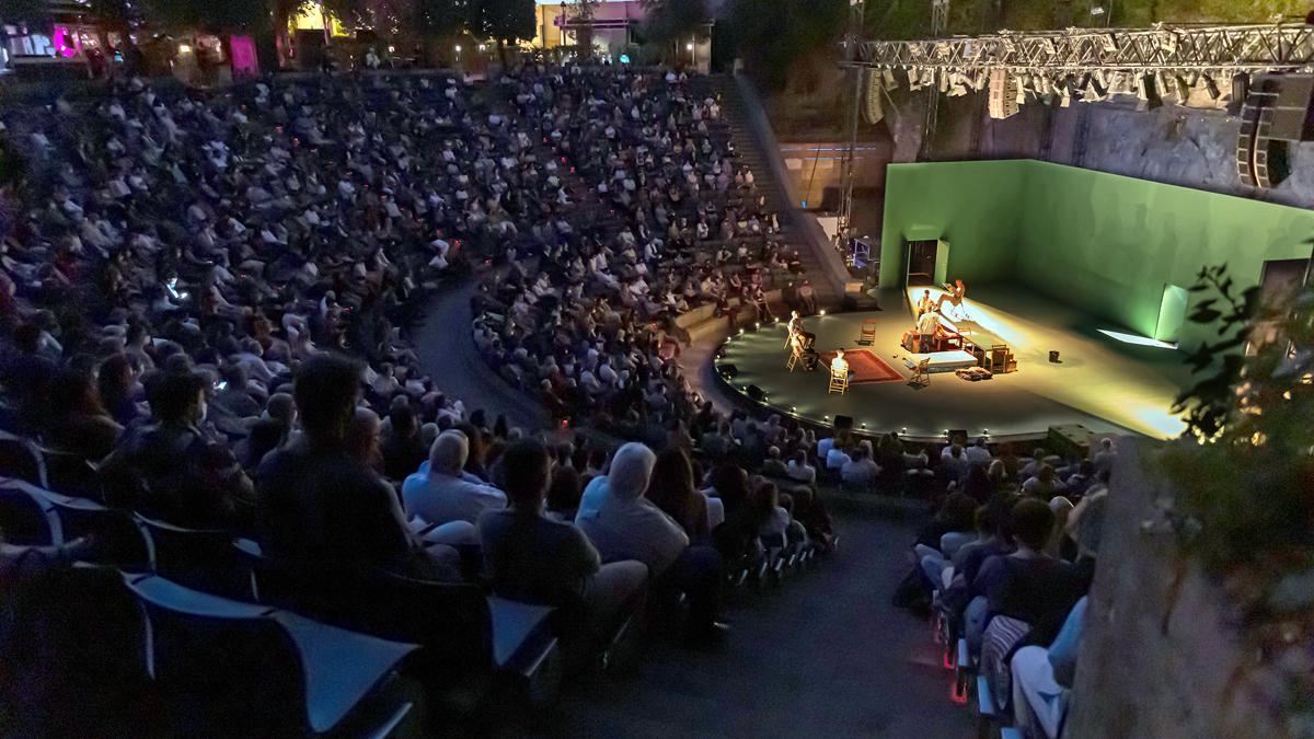 El anfiteatro del Grec, durante la representación de 'Carrer Robadors'