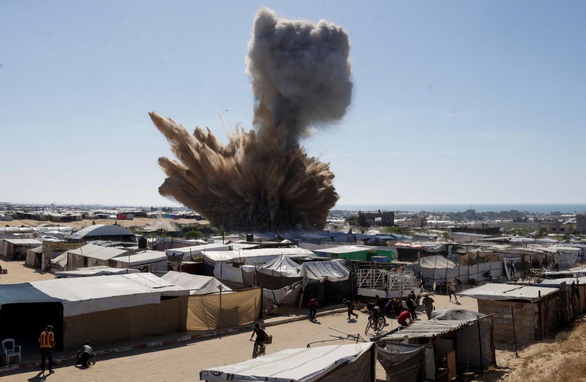 A view shows an explosion during an Israeli strike at a tent camp sheltering displaced people, in Khan Younis, southern Gaza Strip, April 19, 2025. REUTERS/Hatem Khaled A view shows an explosion during an Israeli strike at a tent camp sheltering displaced people, in Khan Younis, southern Gaza Strip, April 19, 2025. REUTERS/Hatem Khaled