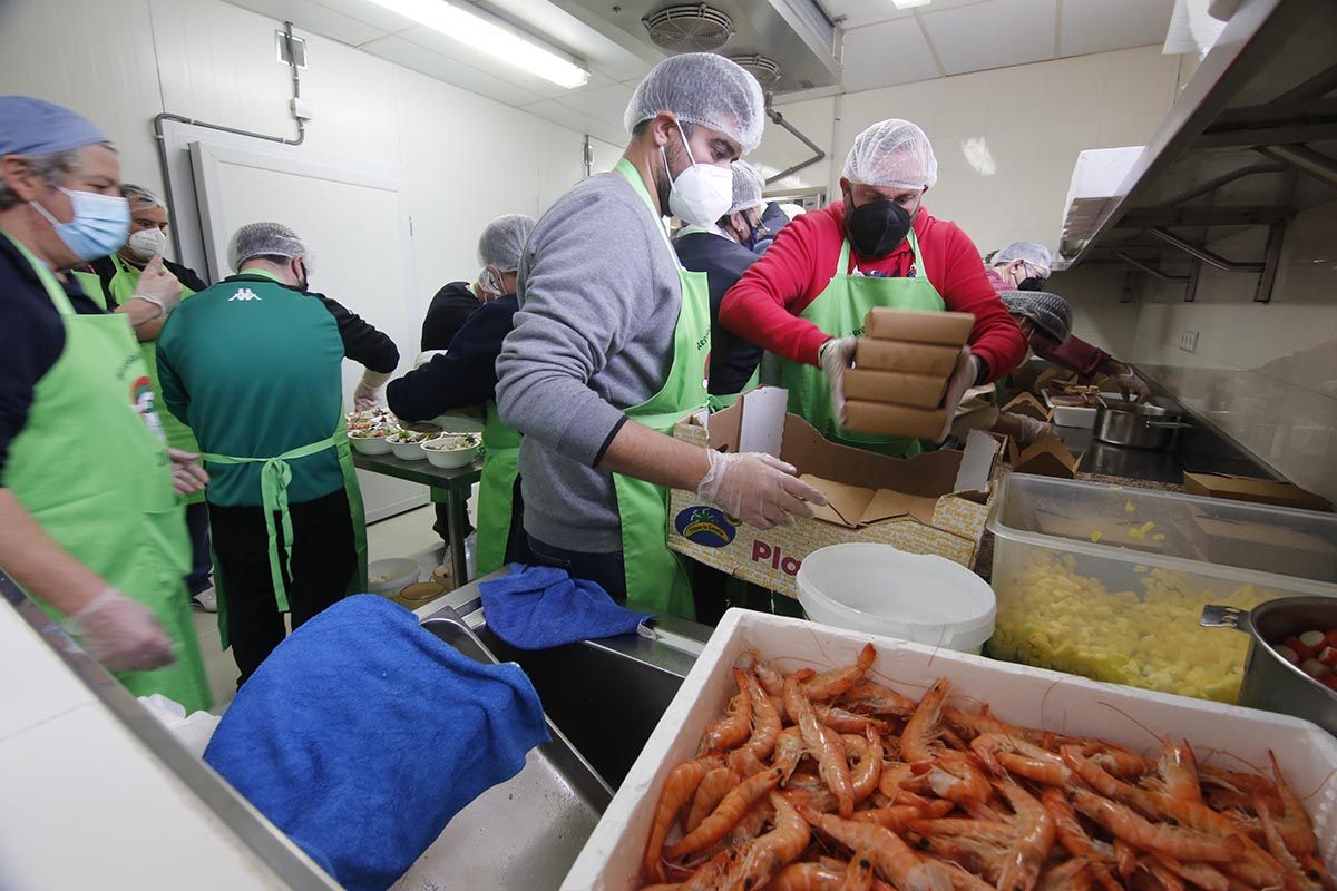 Los Cocinillas CCF cocinan 500 menús solidarios.