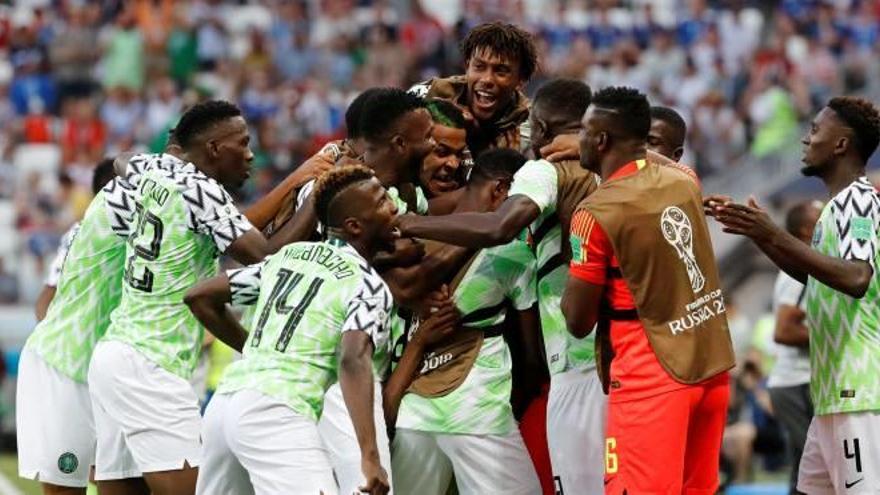 Los nigerianos celebran el primer gol de Musa, ayer.