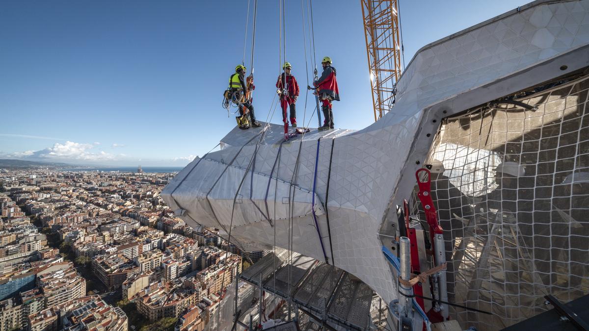 Traslado y colocación del primero de los brazos de la cruz de la Torre de Jesús de la Sagrada Família