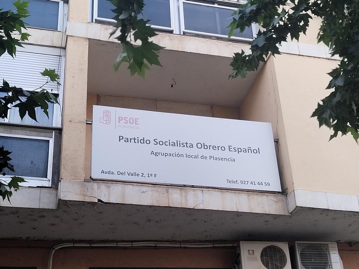 Cartel identificativo de la sede del PSOE de Plasencia.