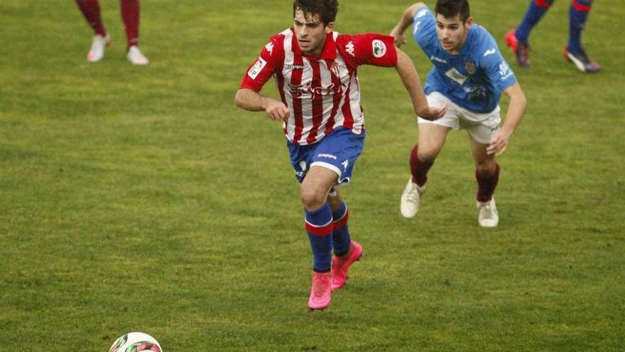El rojiblanco Guille Donoso supera a un jugador del Pontevedra.
