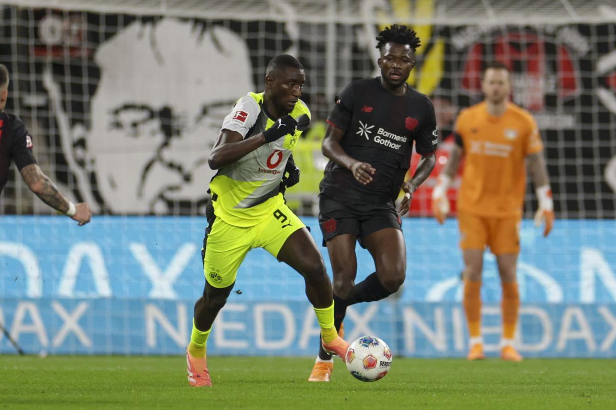 LEVERKUSEN (Germany), 29/11/2025.- Serhou Guirassy of Dortmund (L) and Edmond Tapsoba of Leverkusen in action during the German Bundesliga soccer match between Bayer 04 Leverkusen and Borussia Dortmund in Leverkusen, Germany, 29 November 2025. (Alemania) EFE/EPA/CHRISTOPHER NEUNDORF CONDITIONS - ATTENTION: The DFL regulations prohibit any use of photographs as image sequences and/or quasi-video