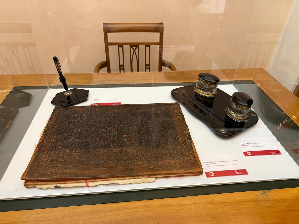 Objetos de escritorio de Carlos Arniches cedidos por la Fundación Mediterráneo para la exposición en Madrid