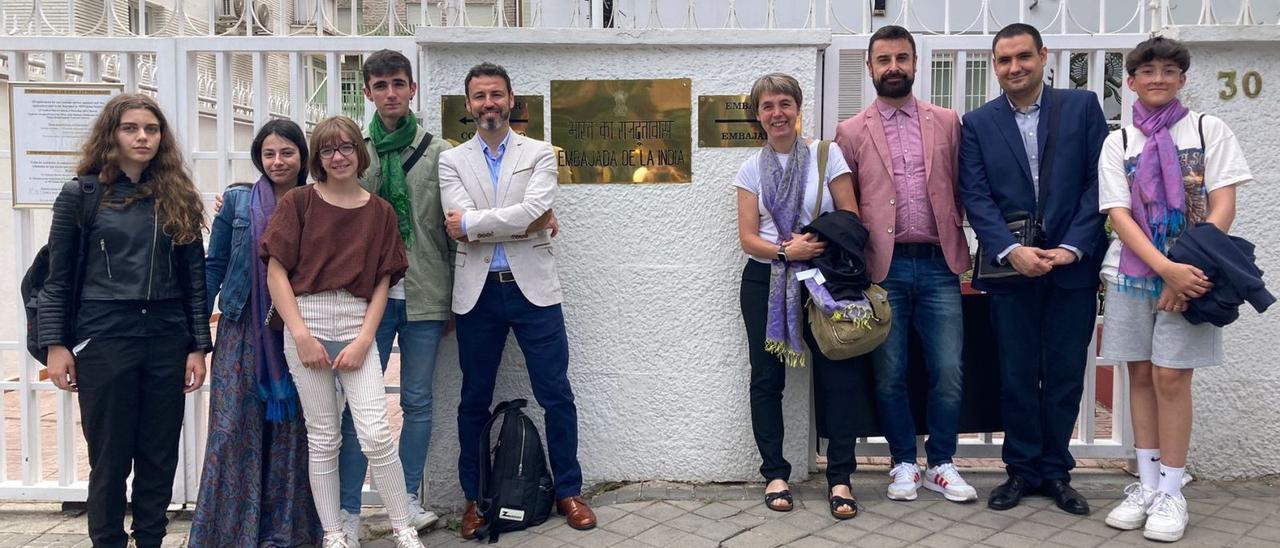 Alumnos y profesores del IES Valverde de Lucerna de Puebla de Sanabria, a las puertas de la embajada de La India en Madrid. | Cedida