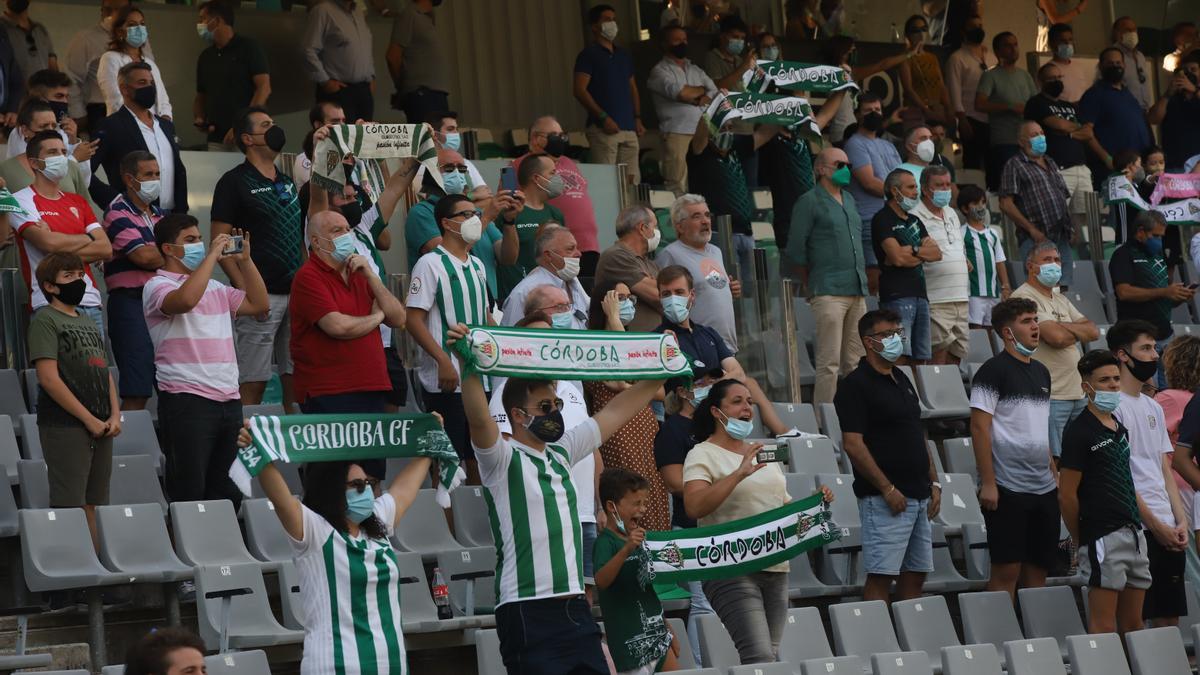 Aficionados del Córdoba CF en El Arcángel, el pasado domingo, antes del encuentro contra el Cádiz B.