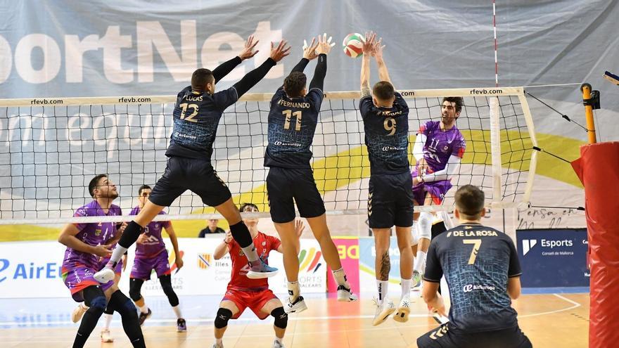 Un jugador del Manacor intenta superar el bloqueo palmesano