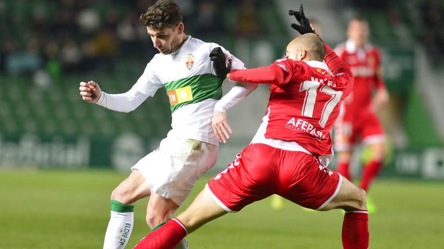 Un lance del Elche-Nàstic de la primera vuelta en el Martínez Valero