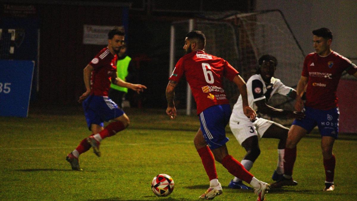 Romero conduce el balón en el partido frente a la SD Tarazona en Pinilla.