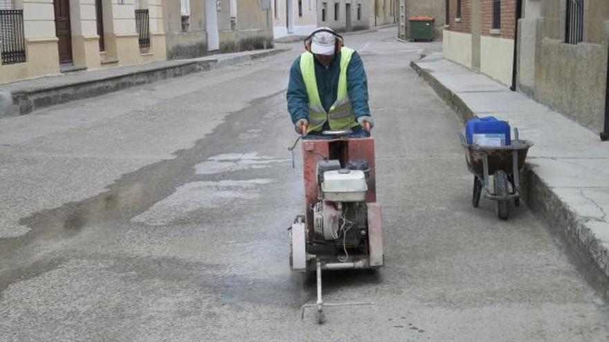 Un operario corta el hormigón del suelo para iniciar las obras.